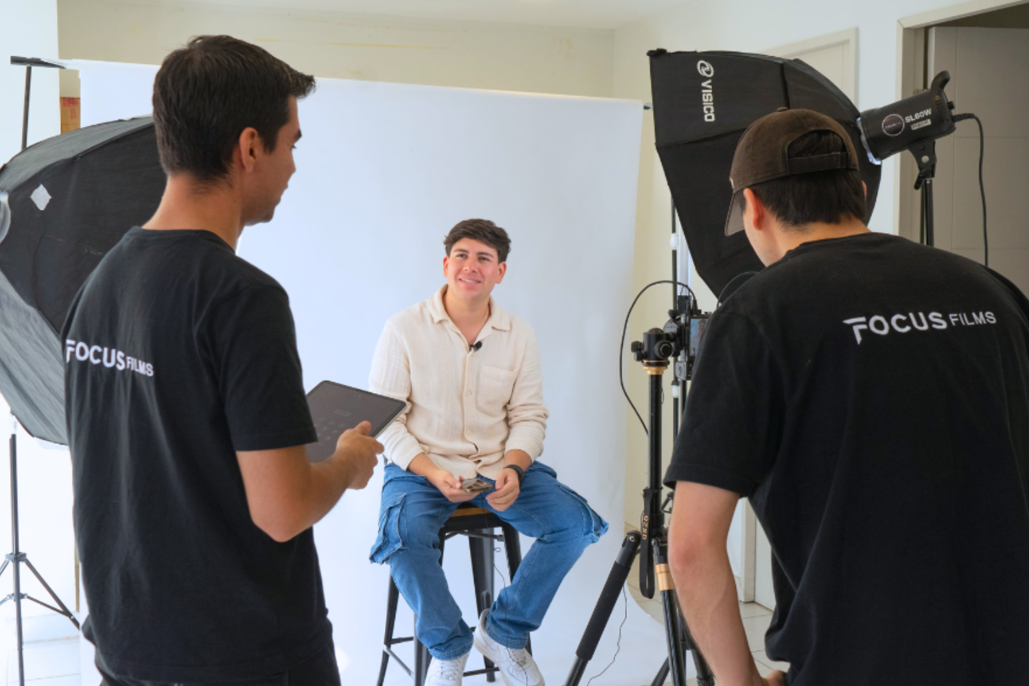 Equipo de Focus Team realizando una sesión de fotografía profesional para un cliente