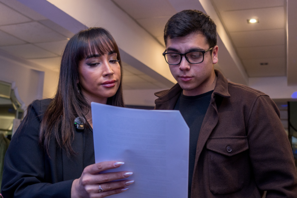 Ejecutiva de Focus Team asesorando a un cliente durante una reunión de su proyecto web